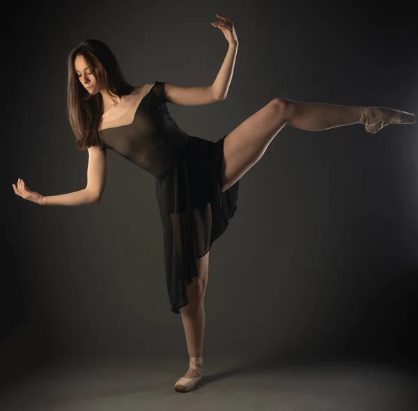 Красивая Балерина Пуантах Делает Асимметричный Баланс Позы Одной Ногой Вверх — стоковое фото
