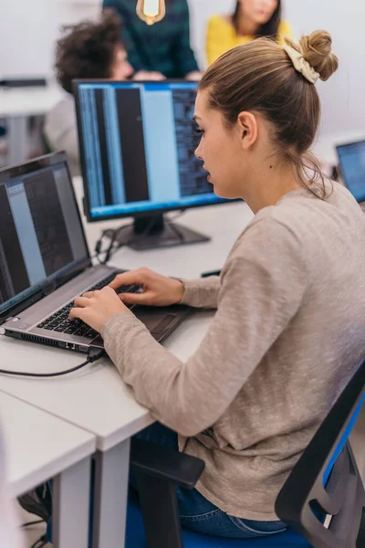Картина Позаду Жінки Працівника Сидить Столом Працює Ноутбуці — стокове фото