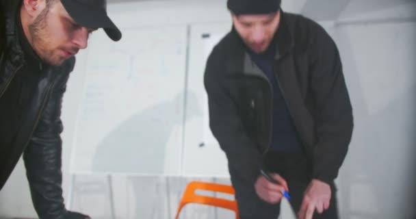 Deux Criminels Qui Préparent Vol Dans Garage — Video