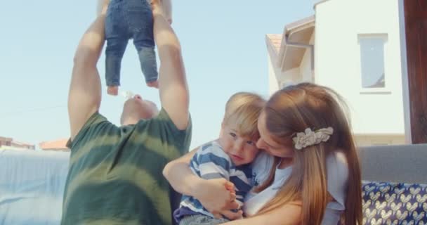 Piękni Troskliwi Rodzice Rozmawiają Przytulają Swoje Dzieci Podczas Zabawy Nimi — Wideo stockowe