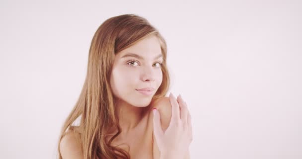 Wanita Cantik Wajah Dengan Mata Coklat Terang Menatap Kamera Dan — Stok Video