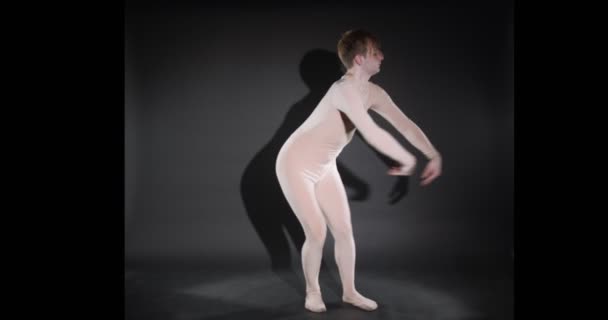 Ballerino Maschio Sta Ballando Slow Con Fuoco Luce Lui — Video Stock