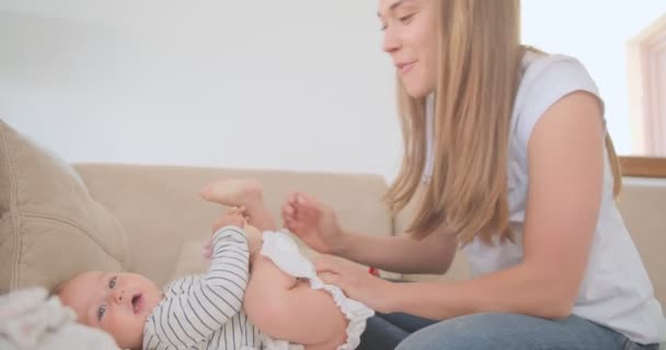 Güzel Anne Bebek Bezlerini Zincirlerken Kızıyla Konuşuyor — Stok video