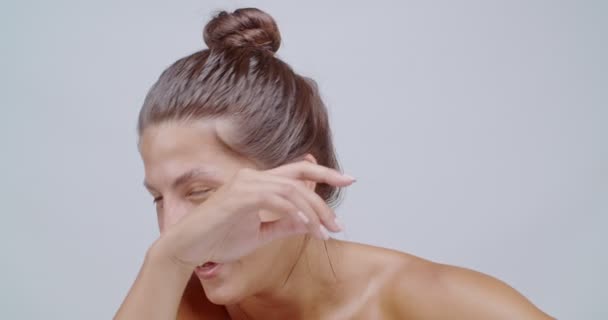 Gyönyörű Áll Még Mindig Kamera Előtt Tiszta Arccal Tiszta Bőrrel — Stock videók