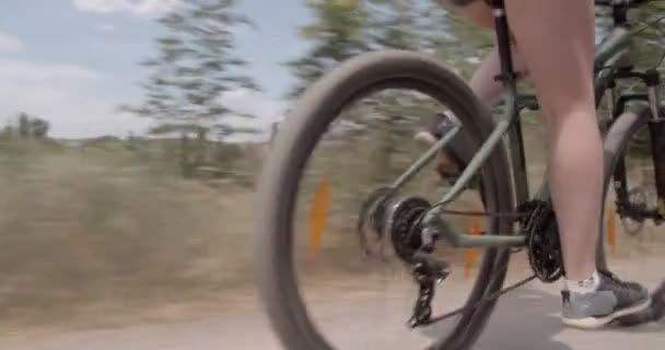 影片中的好友在尘土飞扬的路上慢吞吞地骑车 — 图库视频影像