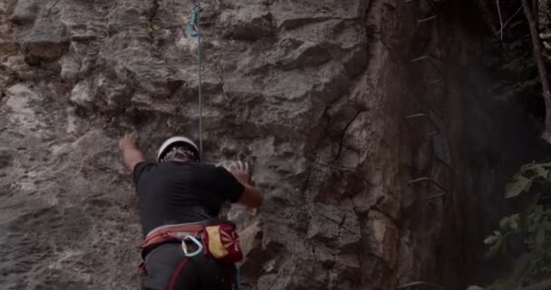 Knappe Oudere Man Probeert Grote Rots Beklimmen Denkend Aan Zijn — Stockvideo