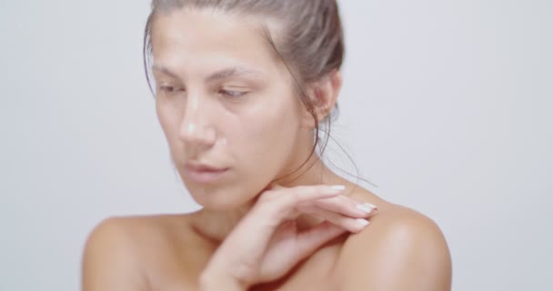 Schöne Frau Berührt Sanft Ihre Schultern Während Sie Weiße Creme — Stockvideo