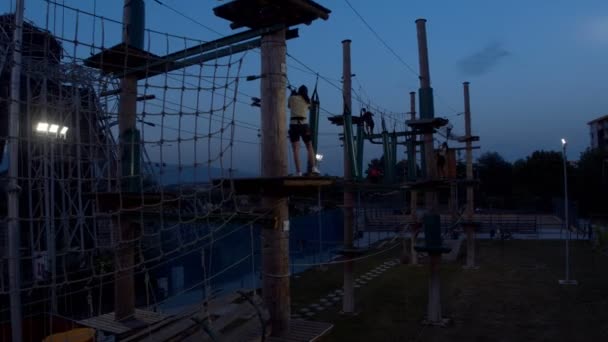Curso Obstáculos Parque Adrenalina Vista Ángulo Alto Desde Dron — Vídeo de stock