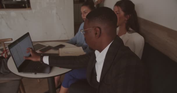 Három Többnemzetiségű Ember Üzleti Megbeszélést Tart Kávézóban Lassított Felvételen — Stock videók