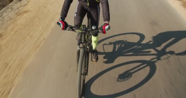 Radfahrer Rast Über Landstraße — Stockvideo