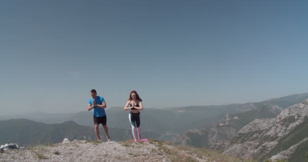 Couple Pratiquant Yoga Sommet Montagne Pendant Une Journée Été — Video