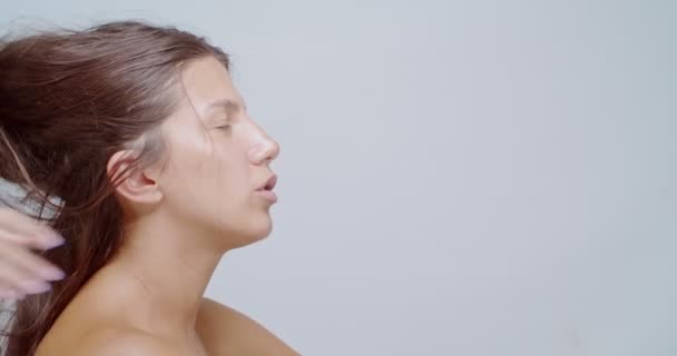 Mujer Conseguir Cabello Fijo Aislado Blanco Piel Limpia Pura Concepto — Vídeo de stock