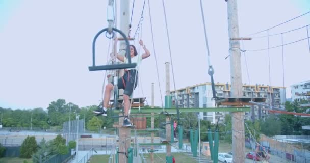 Ludzie Dobrze Się Bawią Przeszkodami Parku Adrenaliny Widok Niskiego Kąta — Wideo stockowe
