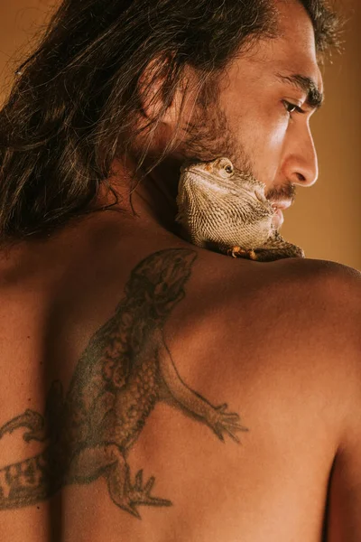 Nahaufnahme Eines Gutaussehenden Mannes Mit Seinem Bärtigen Drachen Tattoo Auf — Stockfoto