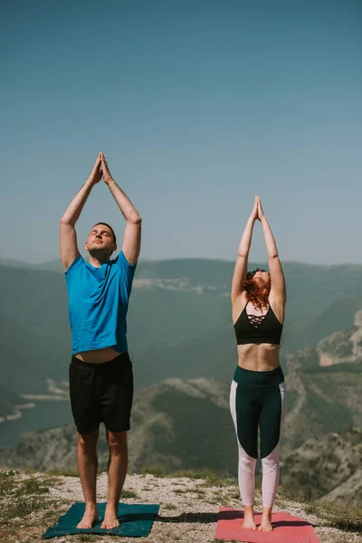 Couple Yoga Faisant Des Poses Yoga Sommet Montagne Tout Tenant — Photo