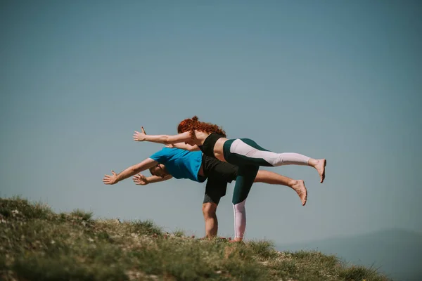Pareja Yoga Que Extiende Piernas Brazos Mientras Está Pie Prado —  Fotos de Stock