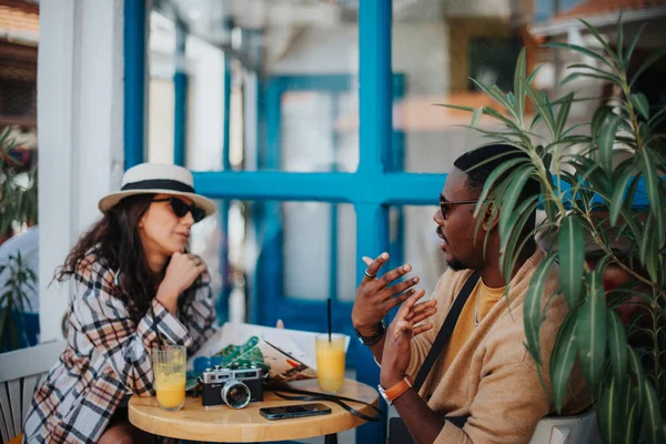 Turistler Kafede Otururken Konuşuyor — Stok fotoğraf