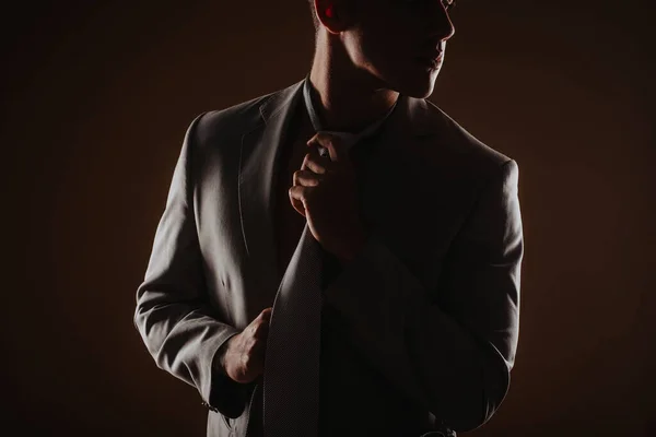 Nahaufnahme Eines Gutaussehenden Mannes Der Seine Krawatte Repariert Während Studio — Stockfoto