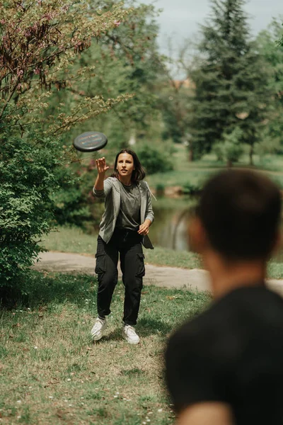 Menina Bonita Está Jogando Frisbee Com Seu Namorado Parque — Fotografia de Stock