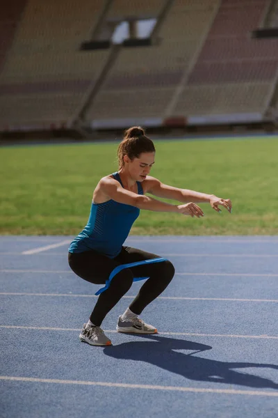 Sonniger Tag Freien Schöne Sportlerin Macht Kniebeugen Mit Gefesselten Beinen — Stockfoto