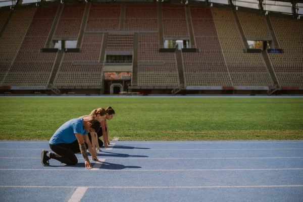 Pojke Och Två Flickor Förbereder Sig För Att Springa Runt — Stockfoto