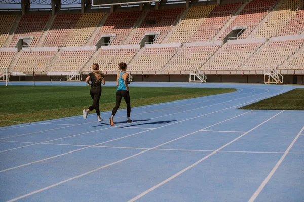 Mulheres Esportivas Estão Correndo Juntas Uma Pista Esportes — Fotografia de Stock