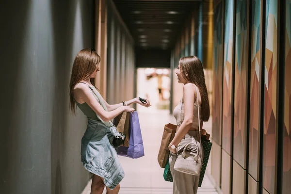 Hübsche Mädchen Stehen Flur Des Einkaufszentrums — Stockfoto