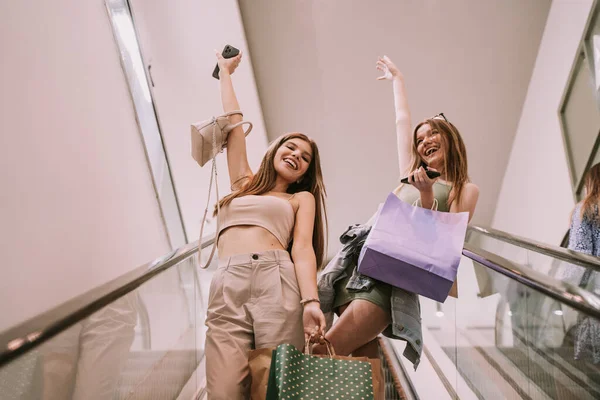 Девочки Подростки Удовольствием Покупают Новую Одежду Модном Салоне — стоковое фото