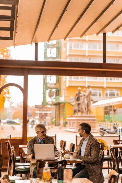 Dos Hombres Negocios Alto Nivel Están Hablando Reunión Café Mientras —  Fotos de Stock