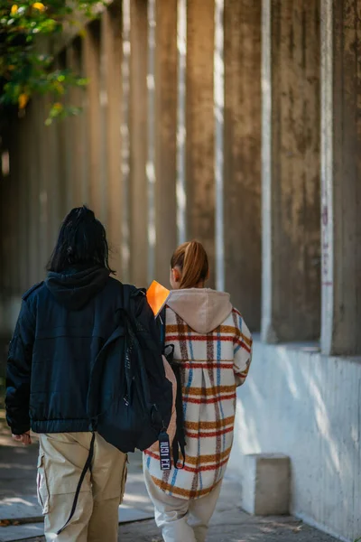 Középiskolai Barátok Beszélgetnek Miközben Iskolába Sétálnak — Stock Fotó