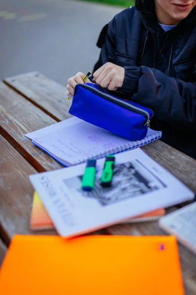 Bir Kız Öğrenci Kalem Kutusunu Açıp Bir Kalem Kapmak Üzere — Stok fotoğraf