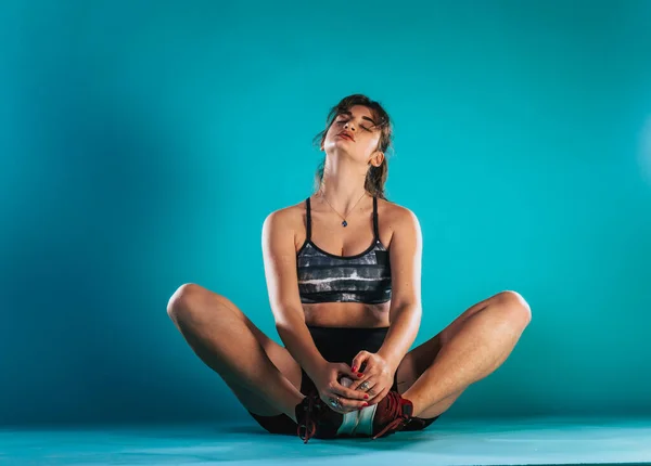 Formda Kadın Vücut Esnekliği Bacağını Esneterek Sırtını Isıtarak Aerobik Jimnastik — Stok fotoğraf