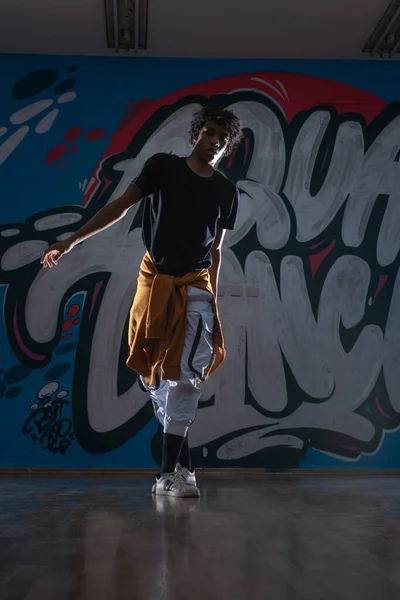 Africano Americano Hip Hop Dançarino Breakdancer Realizando Sobre Fundo Grafite — Fotografia de Stock