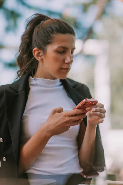 Schöne Geschäftsfrau Schaut Stehen Auf Ihr Handy — Stockfoto