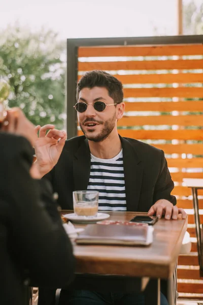 Schöner Geschäftsmann Spricht Während Café Sitzt — Stockfoto