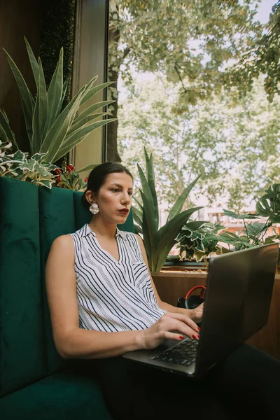 Hermosa Mujer Negocios Trabajando Computadora Portátil Mientras Está Sentada Sofá —  Fotos de Stock