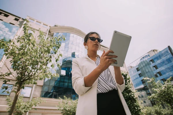 Schöne Geschäftsfrau Mit Weißem Mantel Arbeitet Stehen Ihrem Tablet — Stockfoto