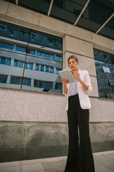 Όμορφη Επιχειρηματίας Που Εργάζεται Στο Tablet Της Ενώ Στέκεται Κοντά — Φωτογραφία Αρχείου