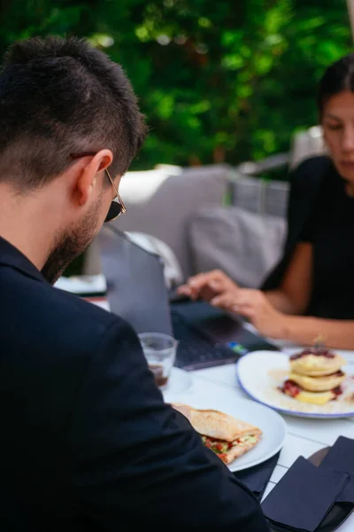 Twee Jonge Zakenmensen Werken Buiten Ontbijten Samen Een Koffiebar Een — Stockfoto