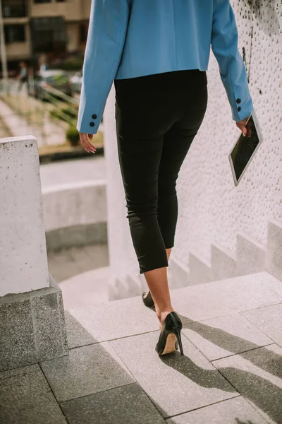 Geschäftsfrau Läuft Die Treppe Hinunter Während Sie Ihr Tablet Hält — Stockfoto