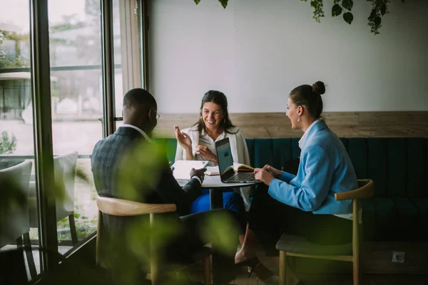 Ett Par Affärsmän Sitter Tillsammans Bar Och Pratar Sitt Nya — Stockfoto