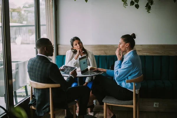 Grupo Empresários Conversando Discutindo Tópico Sobre Sua Apresentação — Fotografia de Stock