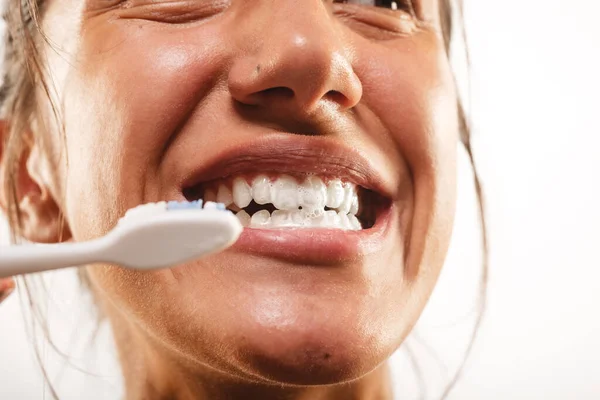 Tutup Dari Seorang Gadis Mencuci Giginya Studio Pada Backround Putih — Stok Foto