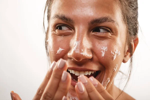 Primer Plano Una Hermosa Chica Riendo Con Crema Facial Estudio — Foto de Stock