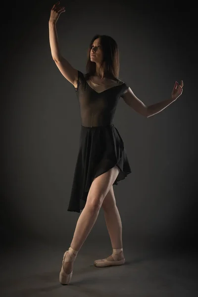 Елегантна Балерина Язаним Взуттям Має Чудову Балетну Позицію — стокове фото