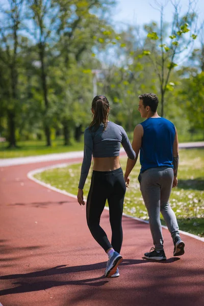 Desportivo Masculino Feminino Melhores Amigos Estão Cansados Caminhando Uma Pista — Fotografia de Stock