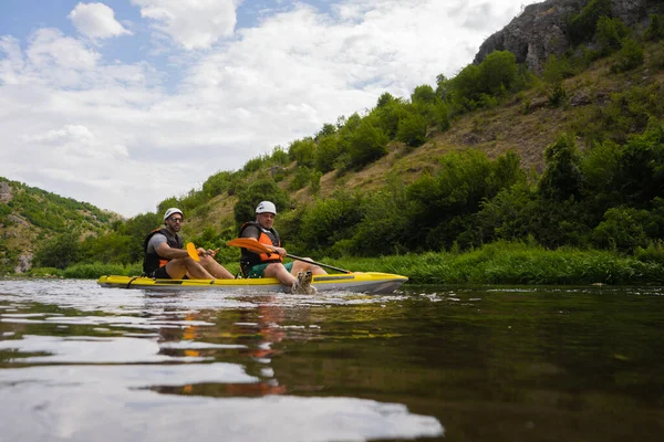 Dos Amigos Varones Adultos Están Listos Para Comenzar Practicar Kayak —  Fotos de Stock