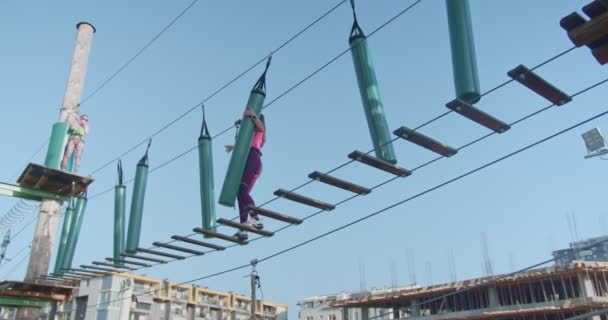 Pessoas Passando Por Obstáculos Parque Adrenalina Visão Baixo Ângulo Pôr — Vídeo de Stock