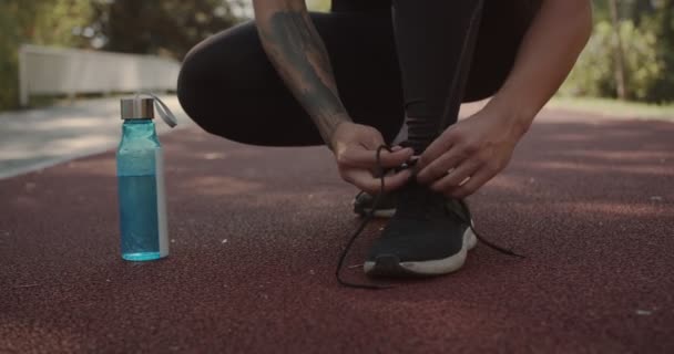 Hombre Atando Cordones Zapatillas Antes Correr Ángulo Bajo Puesta Sol — Vídeo de stock