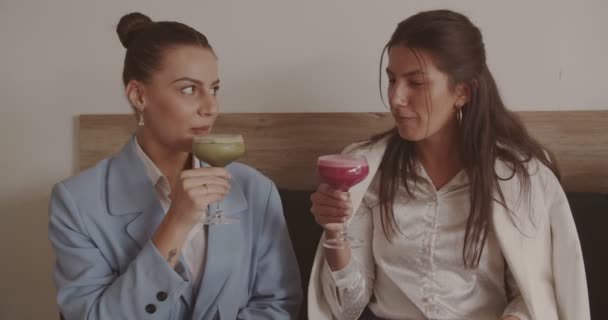两个女商人正在试喝鸡尾酒 — 图库视频影像